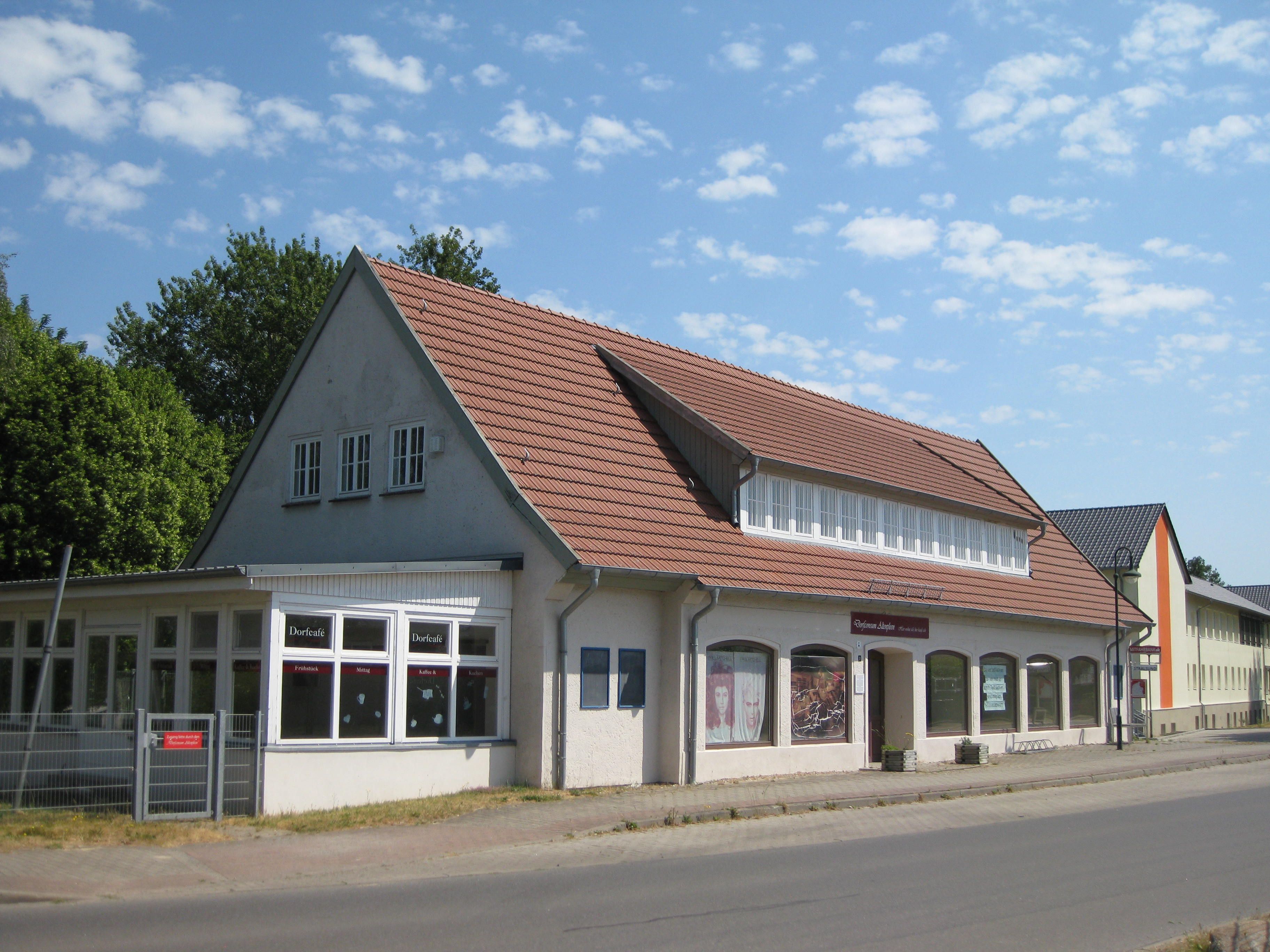 LK Stralsund - Altenpleen: Ladenfläche ehem. Landwarenhaus mit Anbau (evtl. Cafe), Parkplätze, barrierefreier Zugang